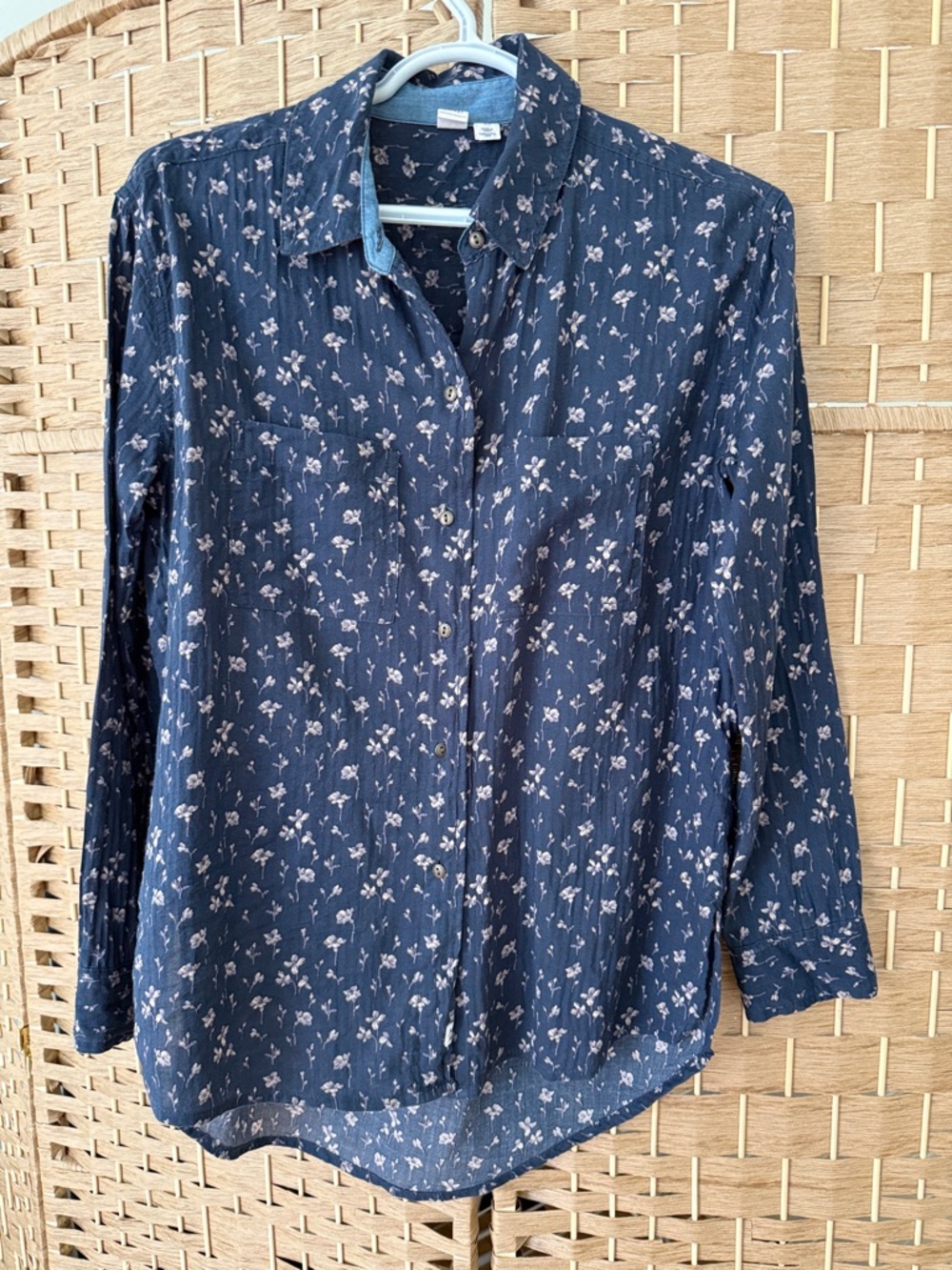 Size XS Melrose and Market Women's Navy Floral Button-Up Shirt